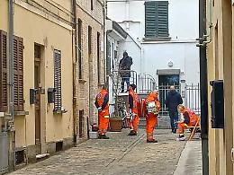 Un 27enne morto in casa a Pesaro con segni di coltellate