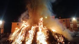 Gran Falò: in cerchio attorno al fuoco tra canti e fiaccole