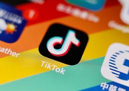 La Commissione europea chiede ai suoi dipendenti di disinstallare TikTok