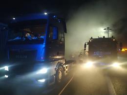 Autocarro in fiamme sulla A21