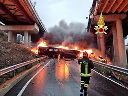 Tir giù da viadotto: morto l'autista, chiuso tratto della A1