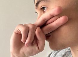 ‘Cicatrice francese’, la nuova sfida su Tik Tok: nelle classi scatta l’allerta 