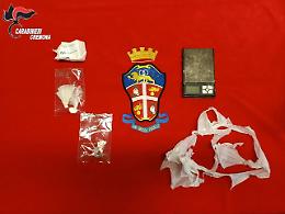 Spaccio e detenzione di droga, pusher denunciato e cliente segnalata