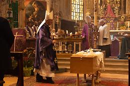 Commozione a Sabbioneta per l'estremo saluto a monsignor Ennio Asinari