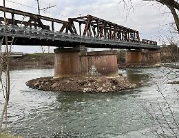 Via i tronchi sotto il ponte dell’Oglio