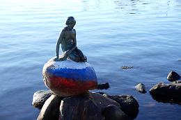 Copenaghen, provocazione con bandiera russa su statua sirenetta