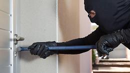 Esce col cane, i ladri portano via i soldi dalla villa