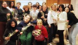 Solidarietà a scuola, le rose a compagni e prof: «Così vi ringrazio di cuore» 