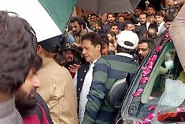 Pakistan, la polizia cerca di arrestare l'ex premier Khan a Lahore