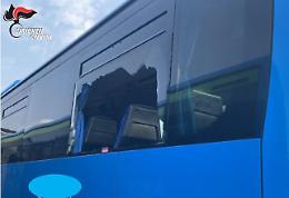 Paura sul bus: quatto giovani insultano la conducente e sfondano un vetro