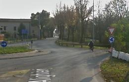 Perde il controllo dell'auto e finisce fuori strada, ferito un diciannovenne