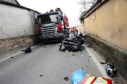 Incidente frontale tir-moto, centauro ferito gravemente
