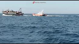 Arrivata a Crotone una barca con 500 migranti