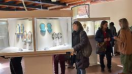 Acquasantiere domestiche: curiosità e piccola folla all'inaugurazione della mostra