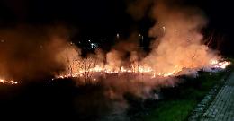 Incendio nella notte accanto al cimitero
