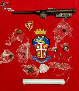 Spacciatore tiene in casa pezzi di un'arma da guerra, arrestato