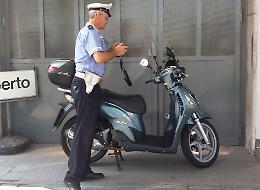 Investe un anziano con uno scooter rubato, è caccia al pirata