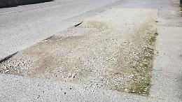 Via Primo Maggio da due anni senza asfalto