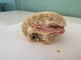 Un bimbo di una scuola di Milano trova un bullone nel panino