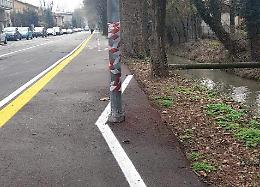 Palo della luce sulla ciclabile di via Treviglio: linea continua a 'zig zag'