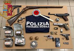 Droga e arsenale nascosti in cascina, arrestato un 60enne