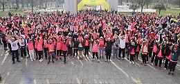 La Corsa Rosa, una marea di oltre 1.300 persone ha invaso la città