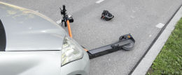 Monopattino elettrico centrato da auto, una 21enne in ospedale
