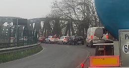 «Ponte di barche sul fiume Po per eliminare i disagi»