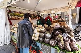 Formaggi & Sorrisi, al via la kermesse casearia. Domenica showcooking con Raspelli
