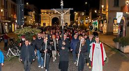 Il vescovo Gianotti guida la via Crucis nei quartieri