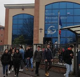 Discussione animata tra una quindicina di ragazzi, tensione fuori dal Galilei