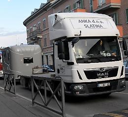 Camion abbatte il portale: ponte chiuso, la città in tilt