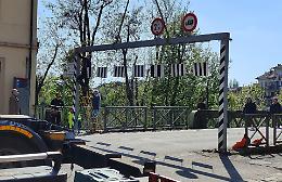 Ponte di via Cadorna riaperto: barriera anti camion ricollocata in tempi record