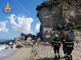 Tropea: crolla sulla battigia parte del costone dell'Isola