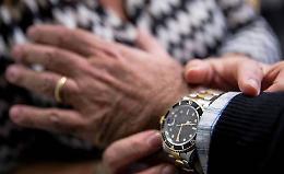 Tecnica dell’abbraccio, rubato un orologio da 7mila euro