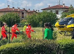 Perde il controllo della moto e finisce contro la siepe, ferito un 45enne