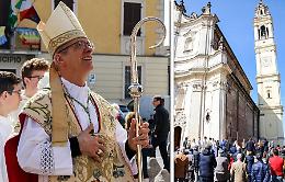 Campanile restaurato, folla in festa e concerto di campane