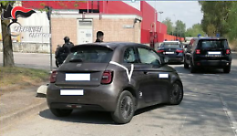 Auto in fuga dai carabinieri, bloccata: arrestato un 21enne