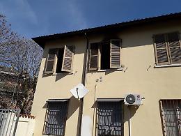 Incendio in un alloggio della casa albergo, ma l'anziana era uscita