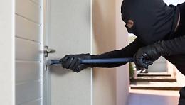 Faccia a faccia con il ladro, terrore per un 50enne preso a calci e pugni