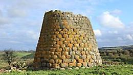 Turista americana cade dentro un nuraghe in Sardegna e rimane ferita