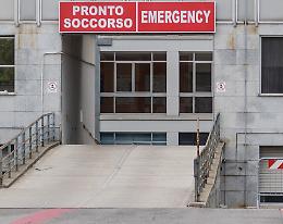 Travolge un pedone, ciclista finisce al pronto soccorso