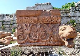 Eros e delfini, nuove scoperte nel tempietto di Paestum