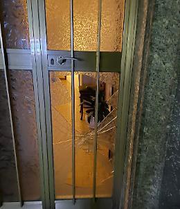 Troppo chiasso, scende per protestare e gli sfondano la porta