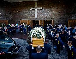 Rose bianche sulla bara di Julia Ituma, ai suoi funerali anche il ministro dello Sport