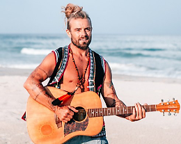 L'australiano Xavier Rudd al "Tanta Robba Festival"