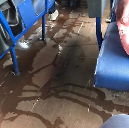 Infiltrazioni, pavimento bagnato e scivoloso: insorgono i viaggiatori
