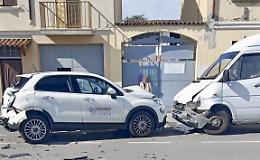 Suv tamponato dal Tir finisce contro un furgone: illesi