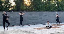 Palestra chiusa, atlete all'aperto