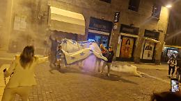 Napoli campione d'Italia, bandiere azzurre sventolano sotto il Torrazzo